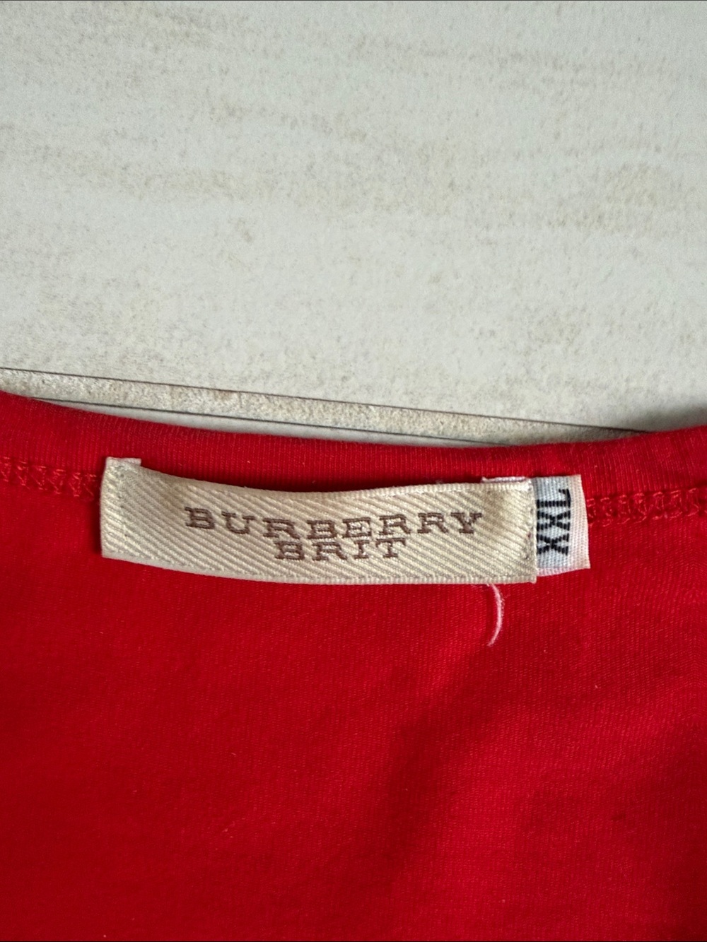 Burberry Red V‑Neck Tee with Iconic Check Shoulder Insets - Picture 3 of 4